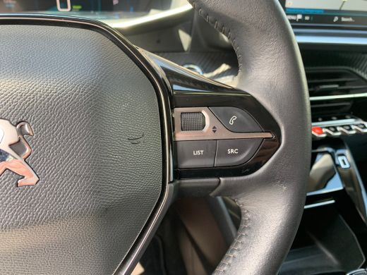 Peugeot e-2008 EV Allure Pack 50 kWh Airco | AppleCarPlay/ Android Auto | Camera | Cruise Control | DAB | LED | ... ActivLease financial lease