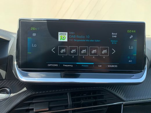 Peugeot e-2008 EV Allure Pack 50 kWh Airco | AppleCarPlay/ Android Auto | Camera | Cruise Control | DAB | LED | ... ActivLease financial lease