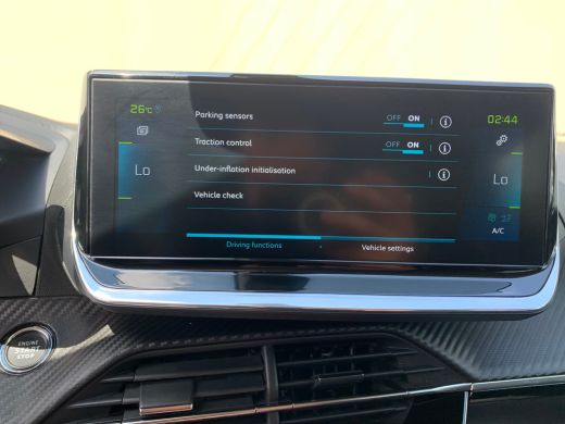 Peugeot e-2008 EV Allure Pack 50 kWh Airco | AppleCarPlay/ Android Auto | Camera | Cruise Control | DAB | LED | ... ActivLease financial lease