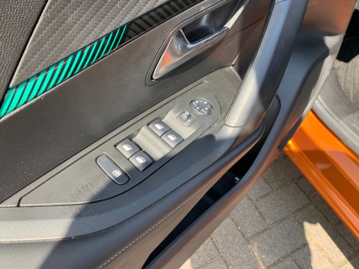 Peugeot e-2008 EV Allure Pack 50 kWh Airco | AppleCarPlay/ Android Auto | Camera | Cruise Control | DAB | LED | ... ActivLease financial lease