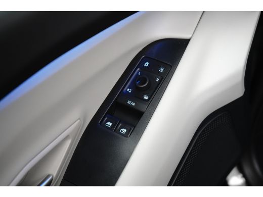 Ford Capri Premium Standard Range RWD 52 kWh | Achteruitrijcamera | Draadloze telefoonlader | LED achterlichten ActivLease financial lease