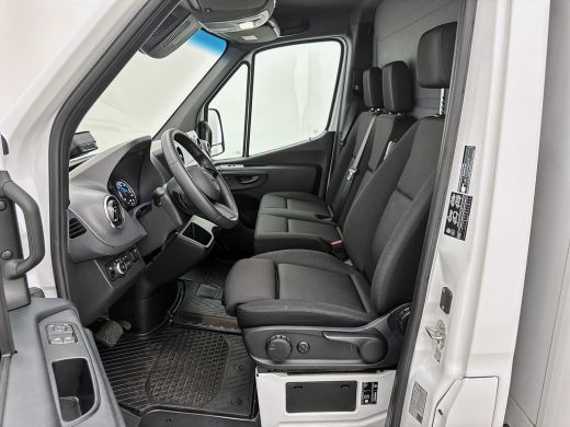 Mercedes-Benz eSprinter 420 L3 Pro 81kWh Bakwagen met Laadklep Navigatie Camera ActivLease financial lease