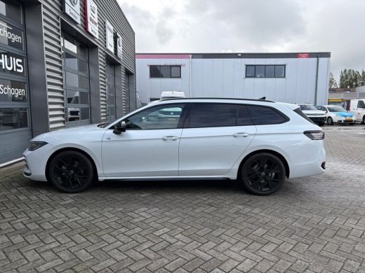 Volkswagen Passat Variant 1.5 eTSI R-Line Edition | Trekhaak | Panoramadak | Eletrische A-klep | Head up Display | ... ActivLease financial lease