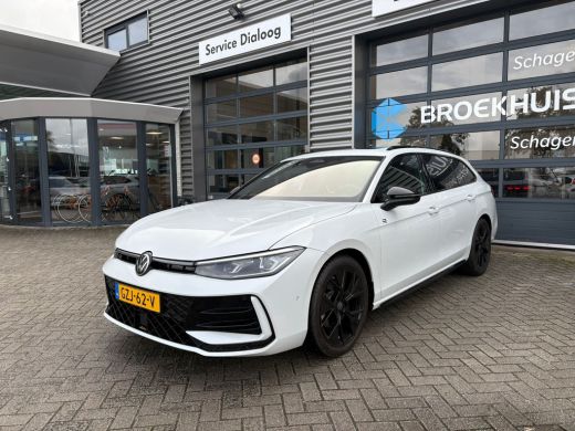 Volkswagen Passat Variant 1.5 eTSI R-Line Edition | Trekhaak | Panoramadak | Eletrische A-klep | Head up Display | ... ActivLease financial lease