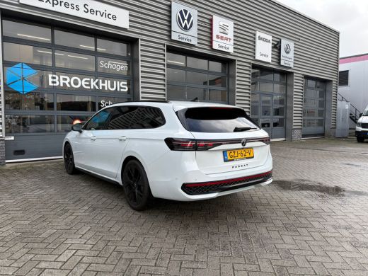 Volkswagen Passat Variant 1.5 eTSI R-Line Edition | Trekhaak | Panoramadak | Eletrische A-klep | Head up Display | ... ActivLease financial lease