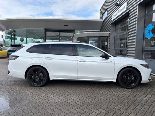 Volkswagen Passat Variant 1.5 eTSI R-Line Edition | Trekhaak | Panoramadak | Eletrische A-klep | Head up Display | ... ActivLease financial lease