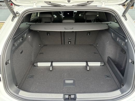 Volkswagen Passat Variant 1.5 eTSI R-Line Edition | Trekhaak | Panoramadak | Eletrische A-klep | Head up Display | ... ActivLease financial lease
