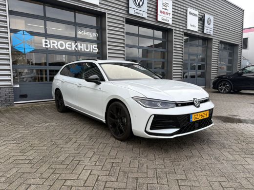 Volkswagen Passat Variant 1.5 eTSI R-Line Edition | Trekhaak | Panoramadak | Eletrische A-klep | Head up Display | ... ActivLease financial lease