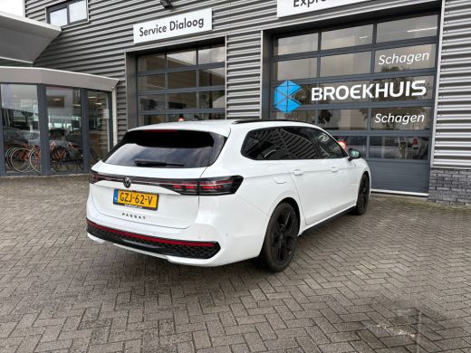 Volkswagen Passat Variant 1.5 eTSI R-Line Edition | Trekhaak | Panoramadak | Eletrische A-klep | Head up Display | ... ActivLease financial lease