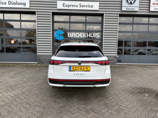 Volkswagen Passat Variant 1.5 eTSI R-Line Edition | Trekhaak | Panoramadak | Eletrische A-klep | Head up Display | ... ActivLease financial lease