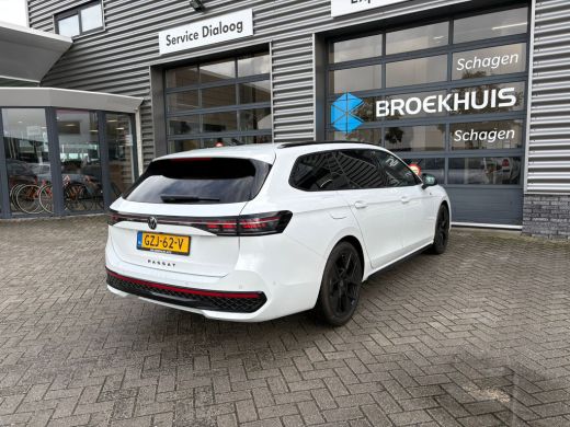 Volkswagen Passat Variant 1.5 eTSI R-Line Edition | Trekhaak | Panoramadak | Eletrische A-klep | Head up Display | ... ActivLease financial lease