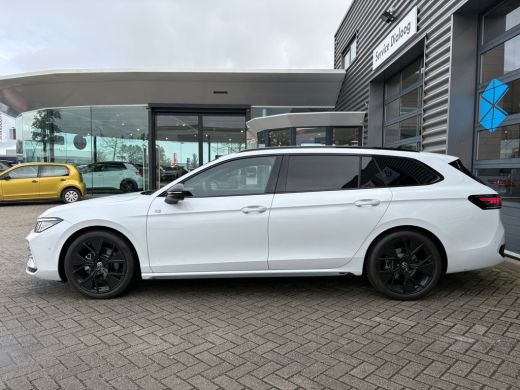Volkswagen Passat Variant 1.5 eTSI R-Line Edition | Trekhaak | Panoramadak | Eletrische A-klep | Head up Display | ... ActivLease financial lease