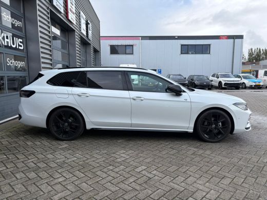 Volkswagen Passat Variant 1.5 eTSI R-Line Edition | Trekhaak | Panoramadak | Eletrische A-klep | Head up Display | ... ActivLease financial lease