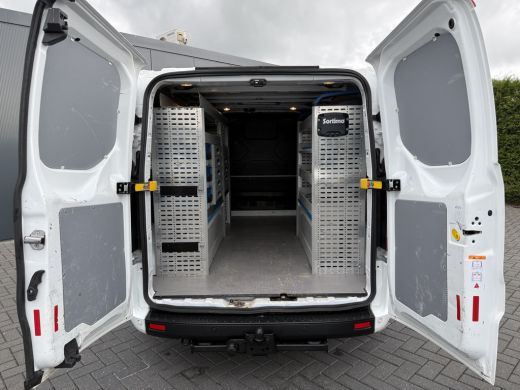 Ford Transit Custom 2.0 TDCI / L2H1 / 1e EIG. / SORTIMO INRICHTING / TREKHAAK / CRUISE / 3-ZITS / 2800 KG AHG ActivLease financial lease