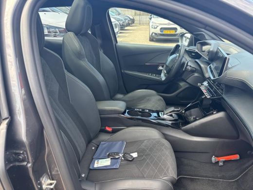 Peugeot 208 1.2 PureTech 130pk EAT8 GT Pack | Automaat | Navigatie | Camera | Panoramadak | Alcantara | Stoel... ActivLease financial lease