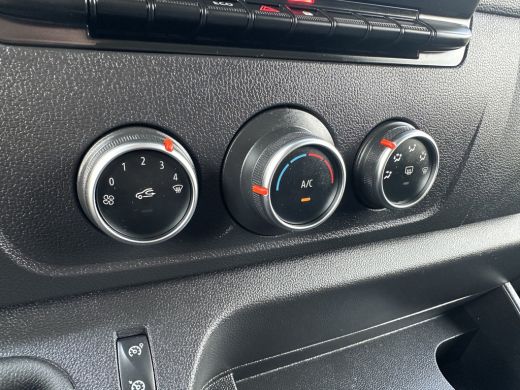 Renault Master T35 2.3 dCi 136 PK / L2H2 / 1e EIG. / 67.106 KM / IMPERIAAL / TREKHAAK / NAVI / AIRCO / CRUISE ActivLease financial lease