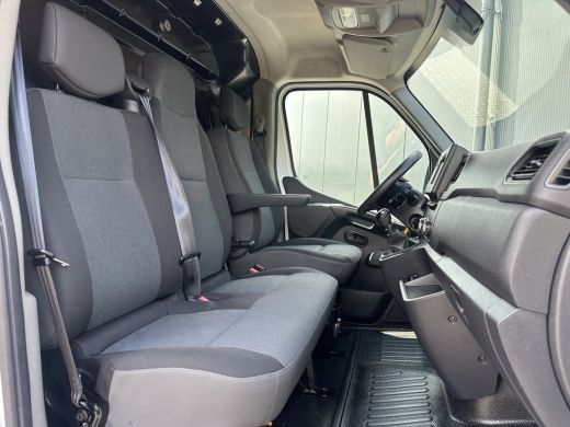 Renault Master T35 2.3 dCi 136 PK / L2H2 / 1e EIG. / 67.106 KM / IMPERIAAL / TREKHAAK / NAVI / AIRCO / CRUISE ActivLease financial lease