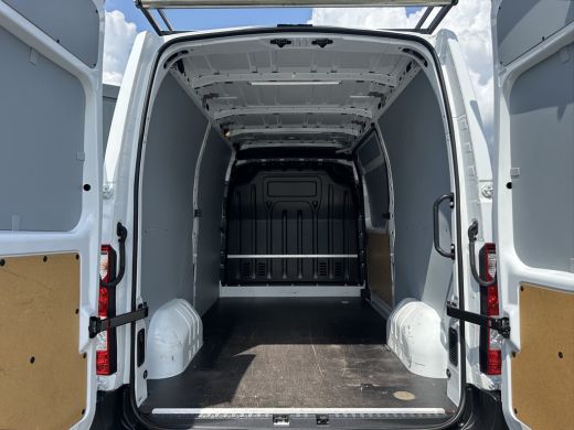 Renault Master T35 2.3 dCi 136 PK / L2H2 / 1e EIG. / 67.106 KM / IMPERIAAL / TREKHAAK / NAVI / AIRCO / CRUISE ActivLease financial lease