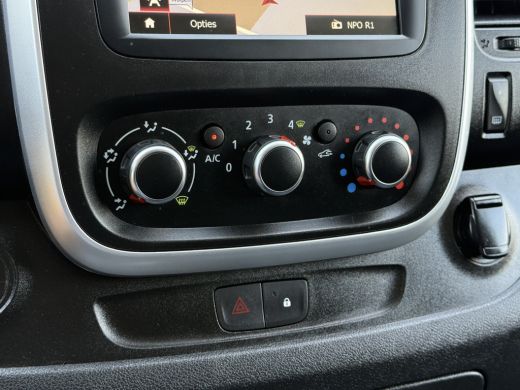 Renault Trafic 2.0 dCi 145 PK / AUTOMAAT / L1H1 / 2x SCHUIFDEUR / INRICHTING / TREKHAAK / IMPERIAAL / 3-ZITS ActivLease financial lease