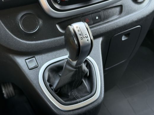 Renault Trafic 2.0 dCi 145 PK / AUTOMAAT / L1H1 / 2x SCHUIFDEUR / INRICHTING / TREKHAAK / IMPERIAAL / 3-ZITS ActivLease financial lease