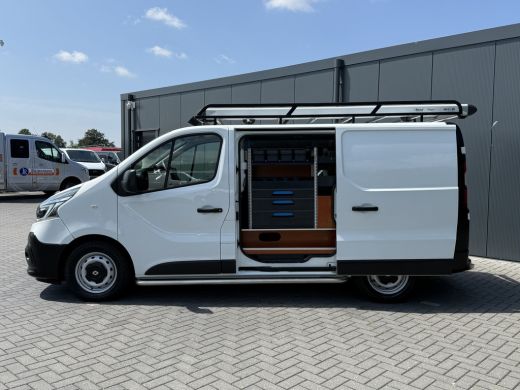Renault Trafic 2.0 dCi 145 PK / AUTOMAAT / L1H1 / 2x SCHUIFDEUR / INRICHTING / TREKHAAK / IMPERIAAL / 3-ZITS ActivLease financial lease