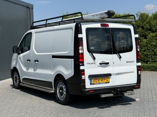 Renault Trafic 2.0 dCi 145 PK / AUTOMAAT / L1H1 / 2x SCHUIFDEUR / INRICHTING / TREKHAAK / IMPERIAAL / 3-ZITS ActivLease financial lease