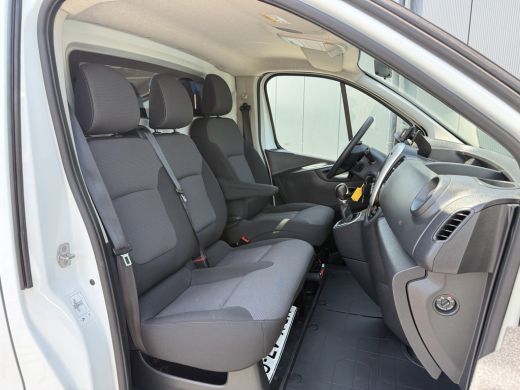 Renault Trafic 2.0 dCi 145 PK / AUTOMAAT / L1H1 / 2x SCHUIFDEUR / INRICHTING / TREKHAAK / IMPERIAAL / 3-ZITS ActivLease financial lease