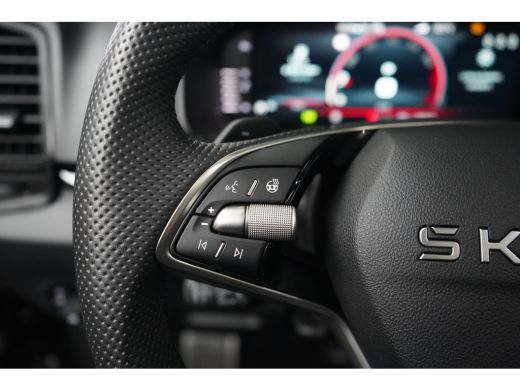 Skoda Karoq 1.5 TSI 150PK DSG-7 Sportline PANORAMADAK | NAVIGATIE | STOELVERW. | 360 CAMERA | 19 INCH | STOEL... ActivLease financial lease