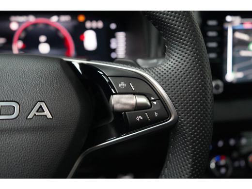 Skoda Karoq 1.5 TSI 150PK DSG-7 Sportline PANORAMADAK | NAVIGATIE | STOELVERW. | 360 CAMERA | 19 INCH | STOEL... ActivLease financial lease