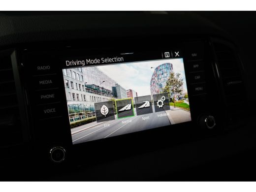 Skoda Karoq 1.5 TSI 150PK DSG-7 Sportline PANORAMADAK | NAVIGATIE | STOELVERW. | 360 CAMERA | 19 INCH | STOEL... ActivLease financial lease