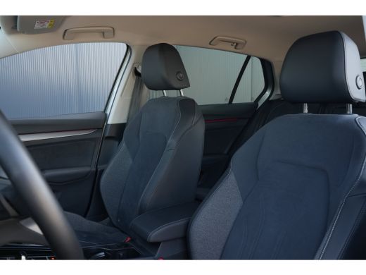 Volkswagen Golf 1.5 eHybrid Life Edition | ErgoActive Massage | Leder / Alcantara | Camera ActivLease financial lease
