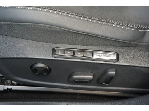 Volkswagen Golf 1.5 eHybrid Life Edition | ErgoActive Massage | Leder / Alcantara | Camera ActivLease financial lease