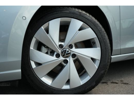 Volkswagen Golf 1.5 eHybrid Life Edition | ErgoActive Massage | Leder / Alcantara | Camera ActivLease financial lease