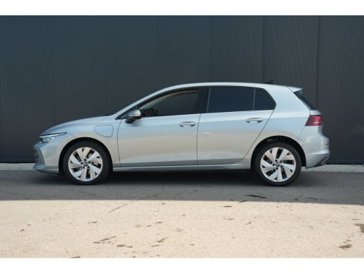 Volkswagen Golf 1.5 eHybrid Life Edition | ErgoActive Massage | Leder / Alcantara | Camera ActivLease financial lease