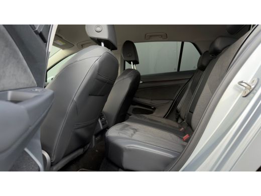 Volkswagen Golf 1.5 eHybrid Life Edition | ErgoActive Massage | Leder / Alcantara | Camera ActivLease financial lease