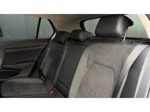 Volkswagen Golf 1.5 eHybrid Life Edition | ErgoActive Massage | Leder / Alcantara | Camera ActivLease financial lease