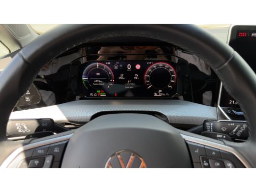 Volkswagen Golf 1.5 eHybrid Life Edition | ErgoActive Massage | Leder / Alcantara | Camera ActivLease financial lease