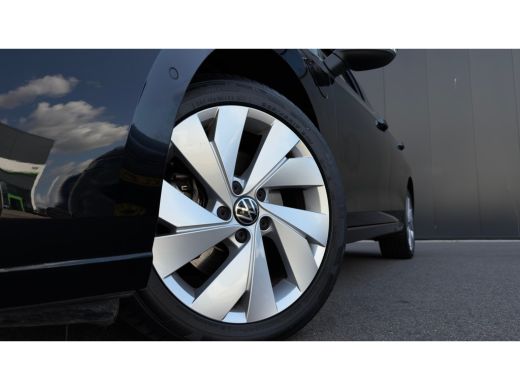 Volkswagen Golf 1.5 eHybrid Life Edition | ErgoActive Massage | Leder / Alcantara | Camera ActivLease financial lease