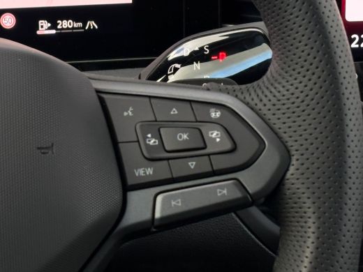Volkswagen T-Roc R-Line First Edition | 'App-Connect' draadloze smartphone integratie | 30,5 cm display met 2D en ... ActivLease financial lease