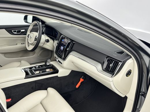 Volvo  V60 T6 Recharge Ultra Dark | 19" | Harman Kardon | Panoramadak | Head-Up | Full LED | 360 Camera | El... ActivLease financial lease