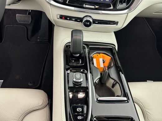 Volvo  V60 T6 Recharge Ultra Dark | 19" | Harman Kardon | Panoramadak | Head-Up | Full LED | 360 Camera | El... ActivLease financial lease