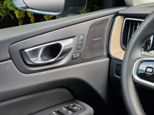 Volvo  XC60 2.0 T6 Plug-in hybrid AWD Ultra Dark | Luchtvering | Trekhaak | Head-up | Pano | 360 Cam | Harman... ActivLease financial lease