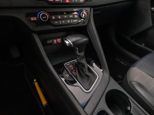 Kia Niro 1.6 GDi Hybrid DynamicLine Automaat (APPLE CARPLAY, NAVIGATIE, CAMERA, LEDER, SPORTSTOELEN, CRUIS... ActivLease financial lease