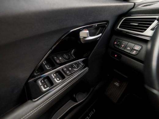 Kia Niro 1.6 GDi Hybrid DynamicLine Automaat (APPLE CARPLAY, NAVIGATIE, CAMERA, LEDER, SPORTSTOELEN, CRUIS... ActivLease financial lease