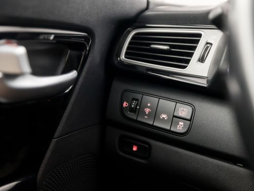 Kia Niro 1.6 GDi Hybrid DynamicLine Automaat (APPLE CARPLAY, NAVIGATIE, CAMERA, LEDER, SPORTSTOELEN, CRUIS... ActivLease financial lease