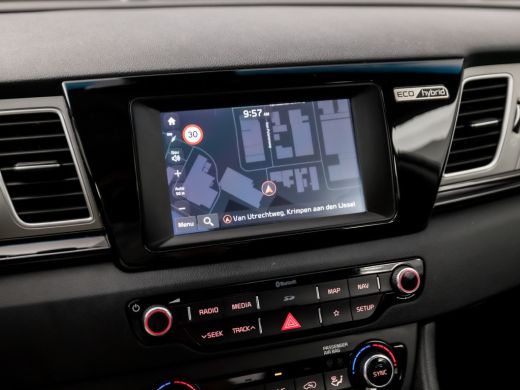 Kia Niro 1.6 GDi Hybrid DynamicLine Automaat (APPLE CARPLAY, NAVIGATIE, CAMERA, LEDER, SPORTSTOELEN, CRUIS... ActivLease financial lease