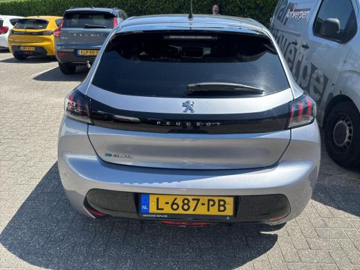 Peugeot e-208 EV Allure Pack 50 kWh | Achteruitrijcamera | Climate Control | Navigatie | Apple Carplay & Androi... ActivLease financial lease