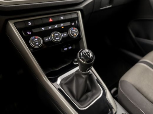 Volkswagen T-Roc 1.0 TSI Sport (APPLE CARPLAY, GROOT NAVI, CAMERA, CLIMATE, SPORTSTOELEN, GETINT GLAS, ELEK ACHTER... ActivLease financial lease