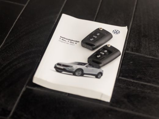 Volkswagen T-Roc 1.0 TSI Sport (APPLE CARPLAY, GROOT NAVI, CAMERA, CLIMATE, SPORTSTOELEN, GETINT GLAS, ELEK ACHTER... ActivLease financial lease