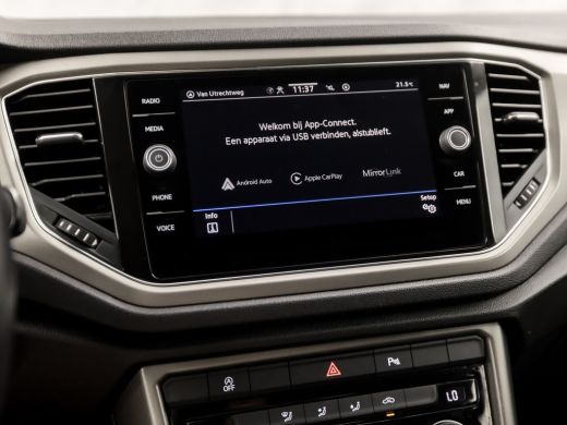 Volkswagen T-Roc 1.0 TSI Sport (APPLE CARPLAY, GROOT NAVI, CAMERA, CLIMATE, SPORTSTOELEN, GETINT GLAS, ELEK ACHTER... ActivLease financial lease
